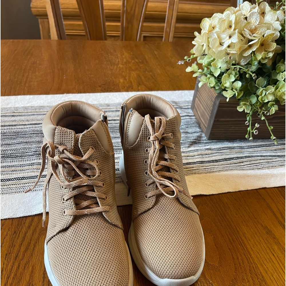 Cloudsteppers by Clarks Washable Knit Boots. Size 7.5